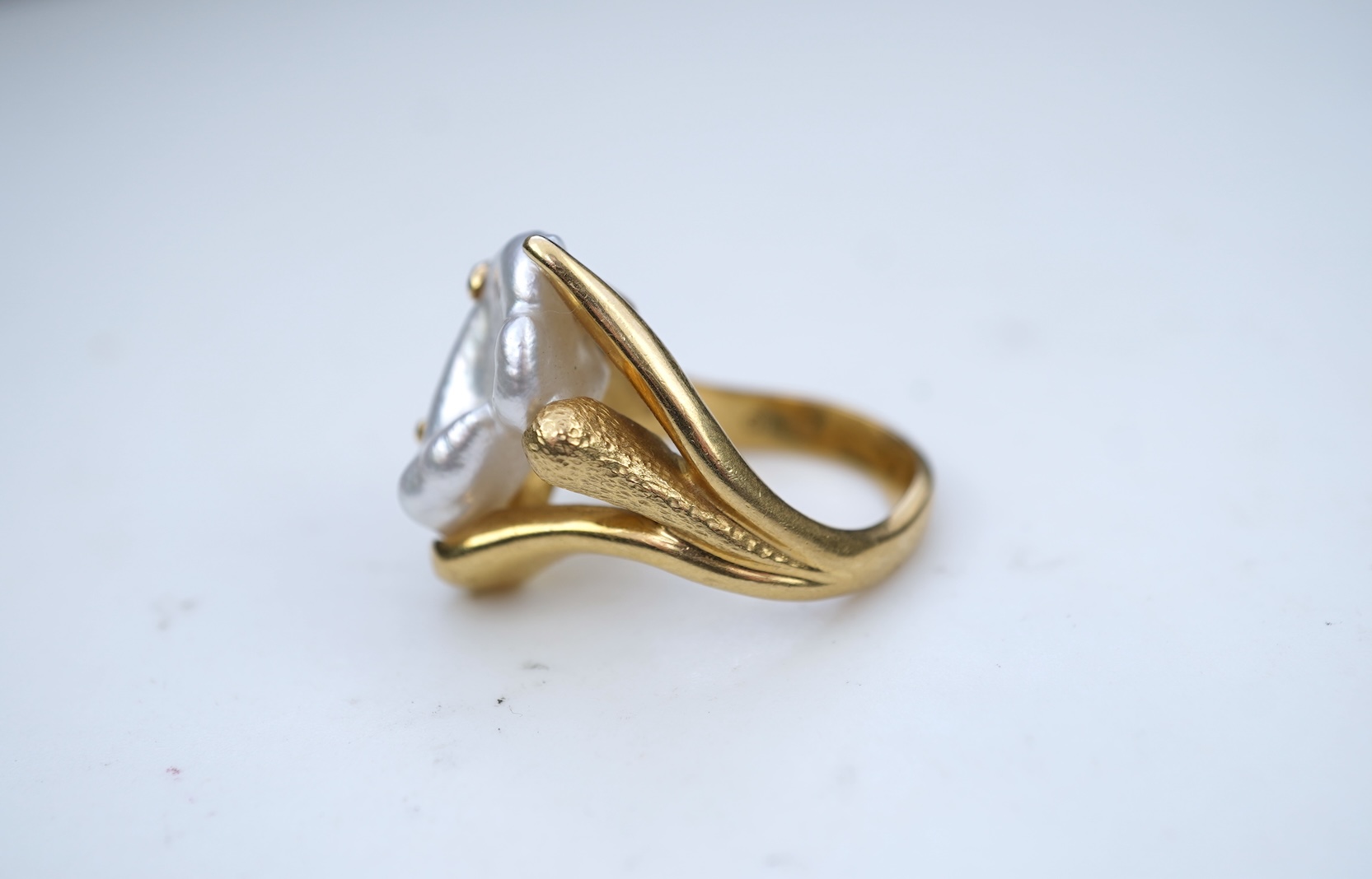 A gold and pearl ring